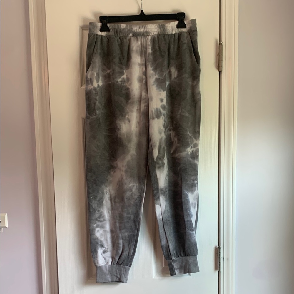 Le Lis Artistic Gray and White Jogger Sweatpants